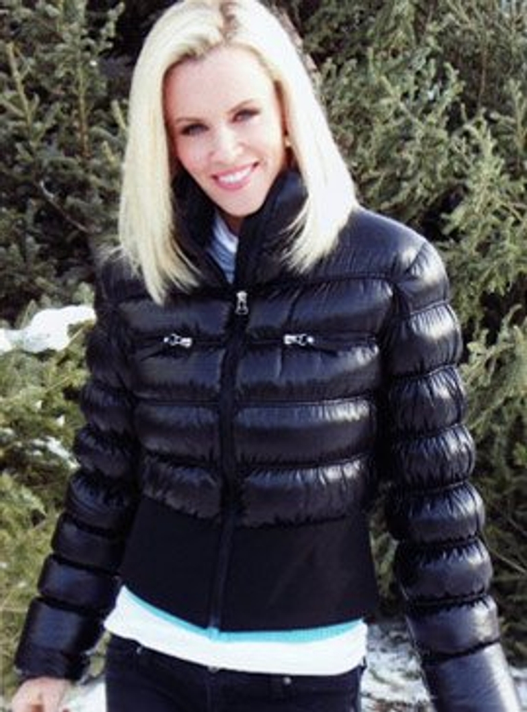 apr09jennym_270 Calgary: Ski-bunny style
