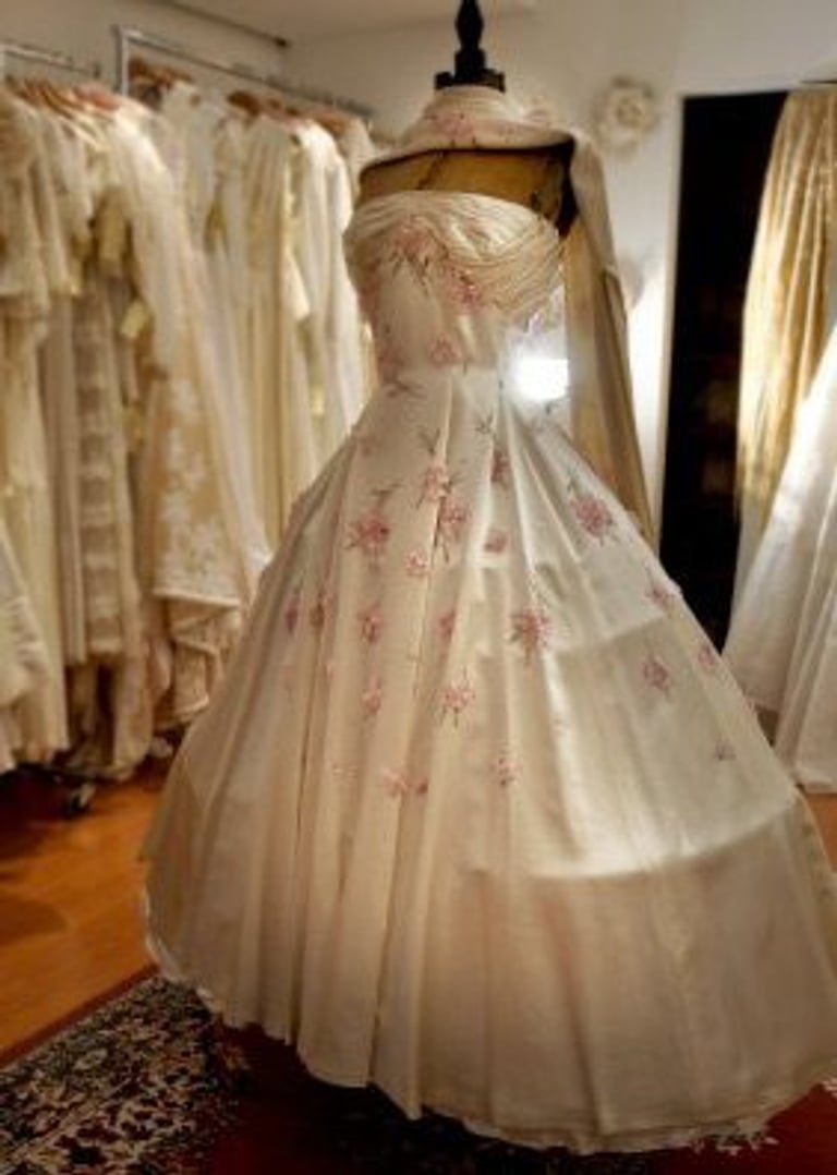 sum09_weddingdress_lg Toronto: A decadent stop for vintage