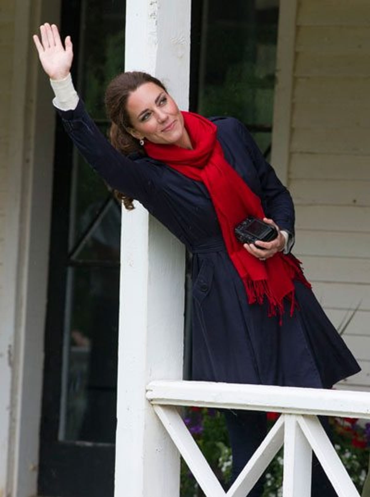 Royal watch day 5, part 2: Kate makes a classic trench look so… classic! Need your own? Get one now!
