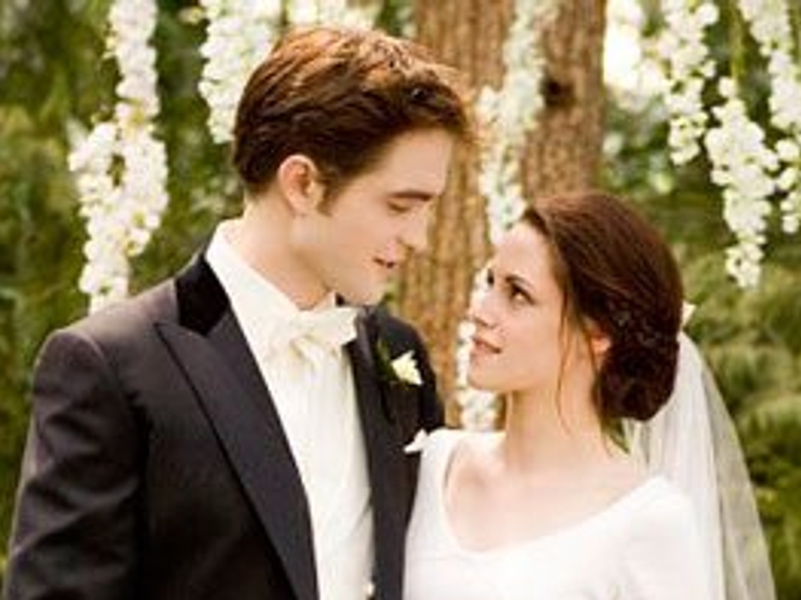 How far would you go for Bella Swan's Twilight replica wedding dress? - FASHION Magazine How far would you go for Bella Swan's Twilight replica wedding dress? - FASHION Magazine