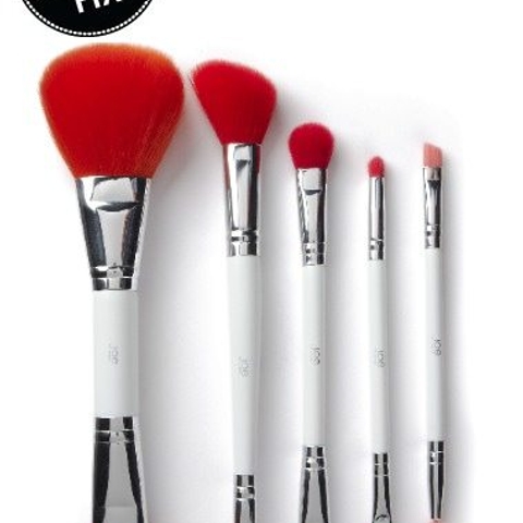 Afternoon beauty fix: A duo application of blush deserves this duo brush
