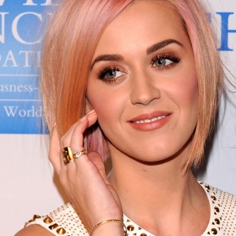 5 thoughts on Katy Perry’s new peachy-pink bob (and makeup to match!)