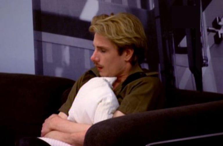 Project Runway All Stars recap: The 5 remaining designers are challenged to turn garbage into black light costumes