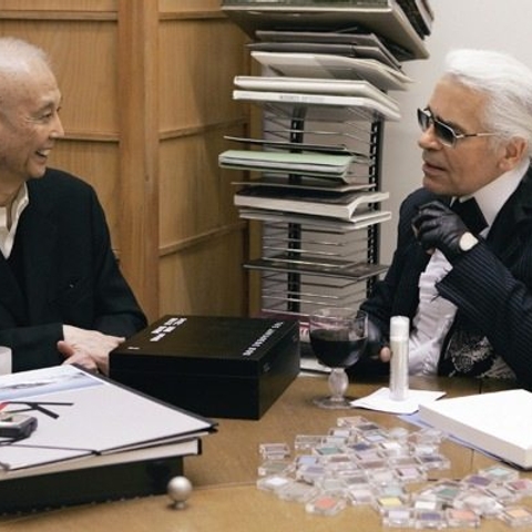 Considering that Karl Lagerfeld sketches with Shu Uemura eyeshadows, his forthcoming cosmetics collection is bound to be bright!