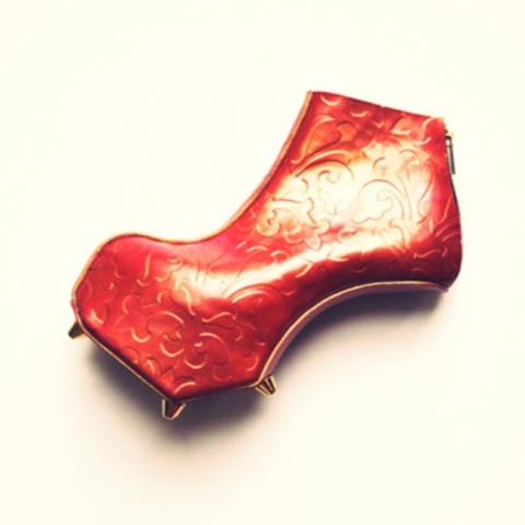Ever wonder how Lady Gaga's heelless shoes are made? Susie Bubble has the answer!
