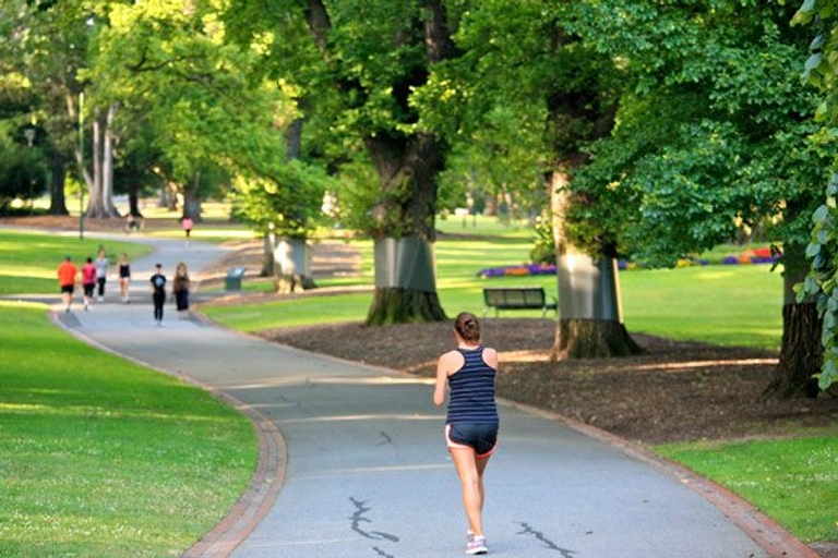 6 tips for how to sidestep summer’s nutritional pitfalls (ahem, summer bod?) from 2 of Canada's leading experts
