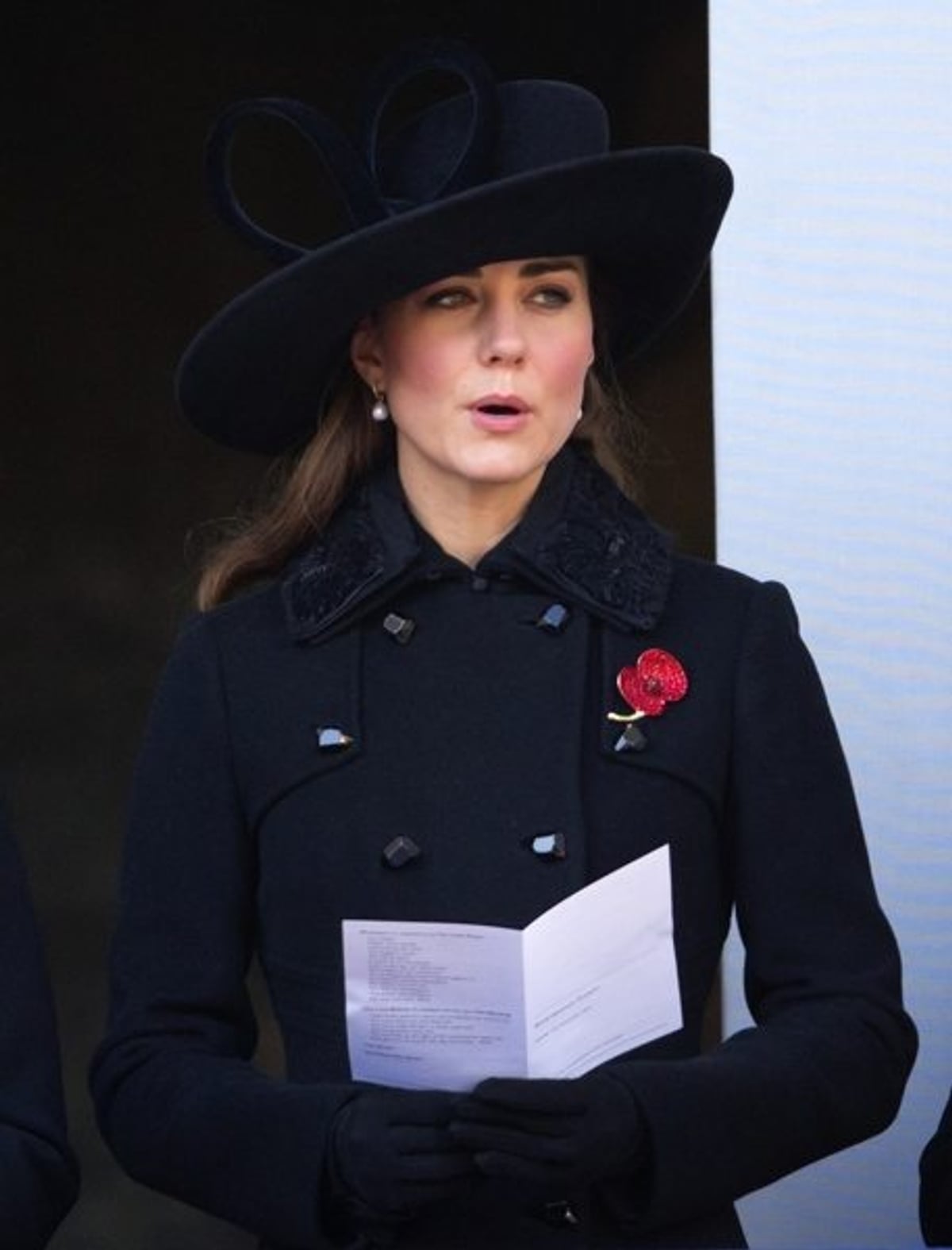 Kate Middleton wears all black all weekend long and recycles her DVF coat at Sunday's Remembrance Day ceremony - FASHION Magazine Kate Middleton wears all black all weekend long and recycles her DVF coat at Sunday's Remembrance Day ceremony - FASHION Magazine