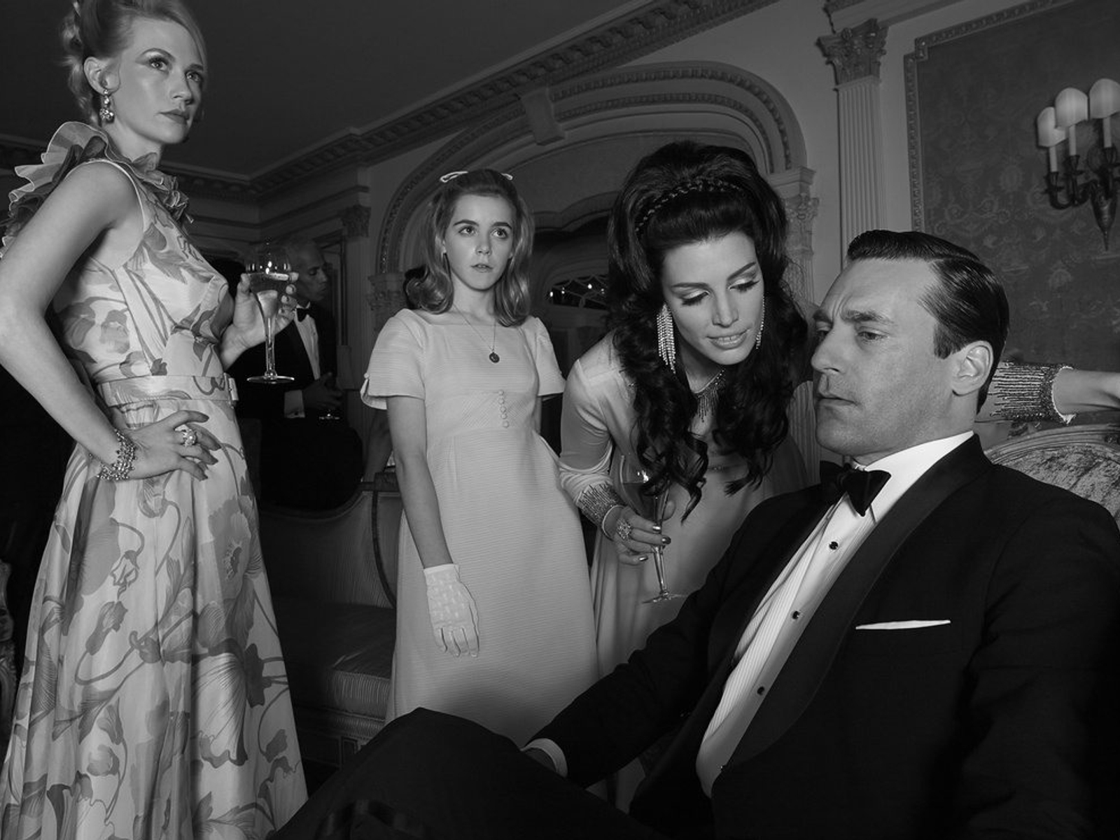 Is Mad Men embracing '70s style for season 6? The bouffants are getting bigger and sideburns are officially a thing - FASHION Magazine Is Mad Men embracing '70s style for season 6? The bouffants are getting bigger and sideburns are officially a thing - FASHION Magazine
