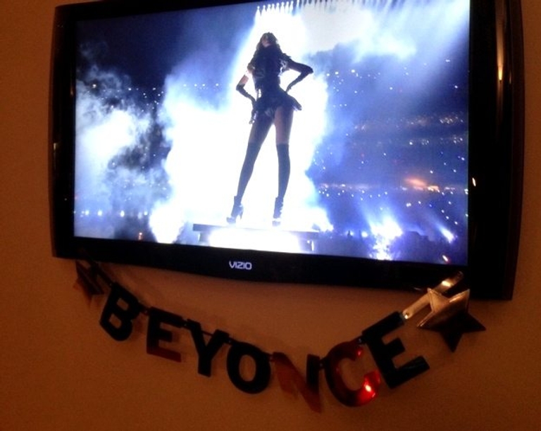 Superbowl party Beyonce is amazing