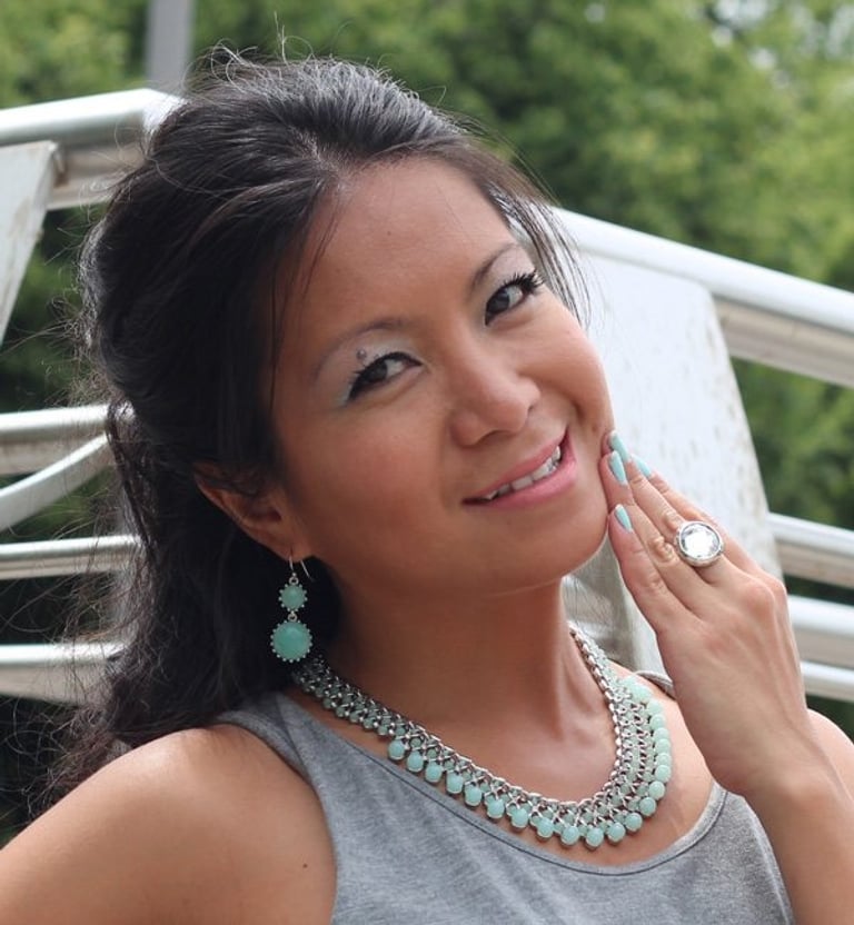 How to wear pastel makeup