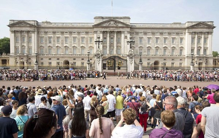 Kate Middleton Labour Crowds outside Buckingham Palace