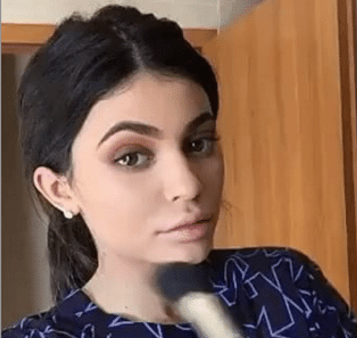 10 celebrities who do their own makeup (and kill it every time)