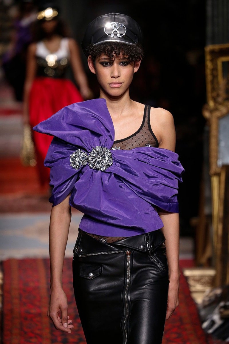 fall fashion 2016 off-the-shoulder trend moschino