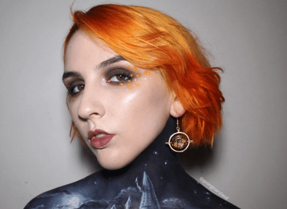 A Beauty Blogger Painted Hogwarts from Harry Potter Onto Her Body