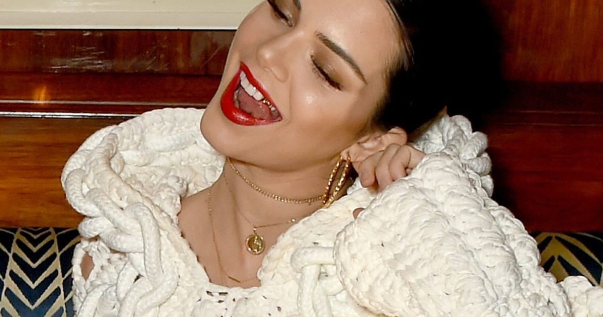 Why is Kendall Jenner Wearing Gold Teeth? FASHION Magazine(02)