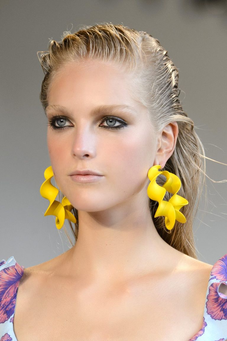 Spring 2017 Beauty Trend Report: How to Master the Wet Hair Look