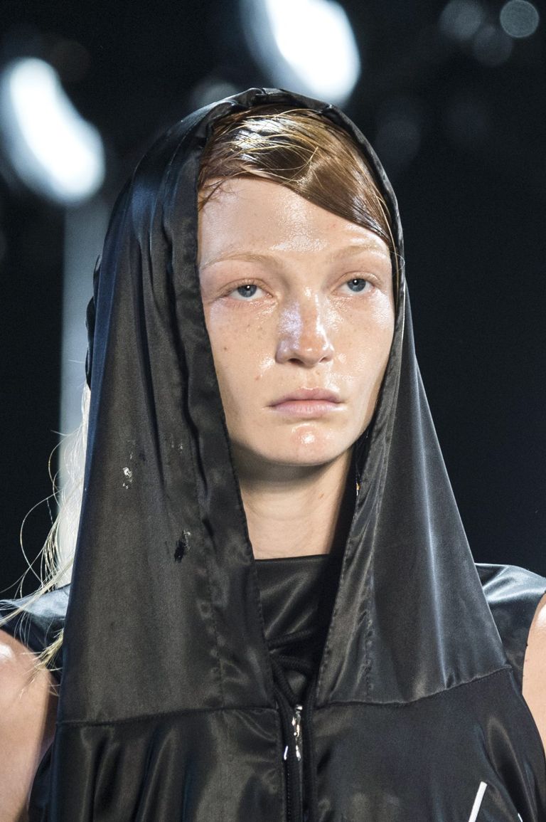 Spring 2017 Beauty Trend Report: How to Pull Off Glossy Skin