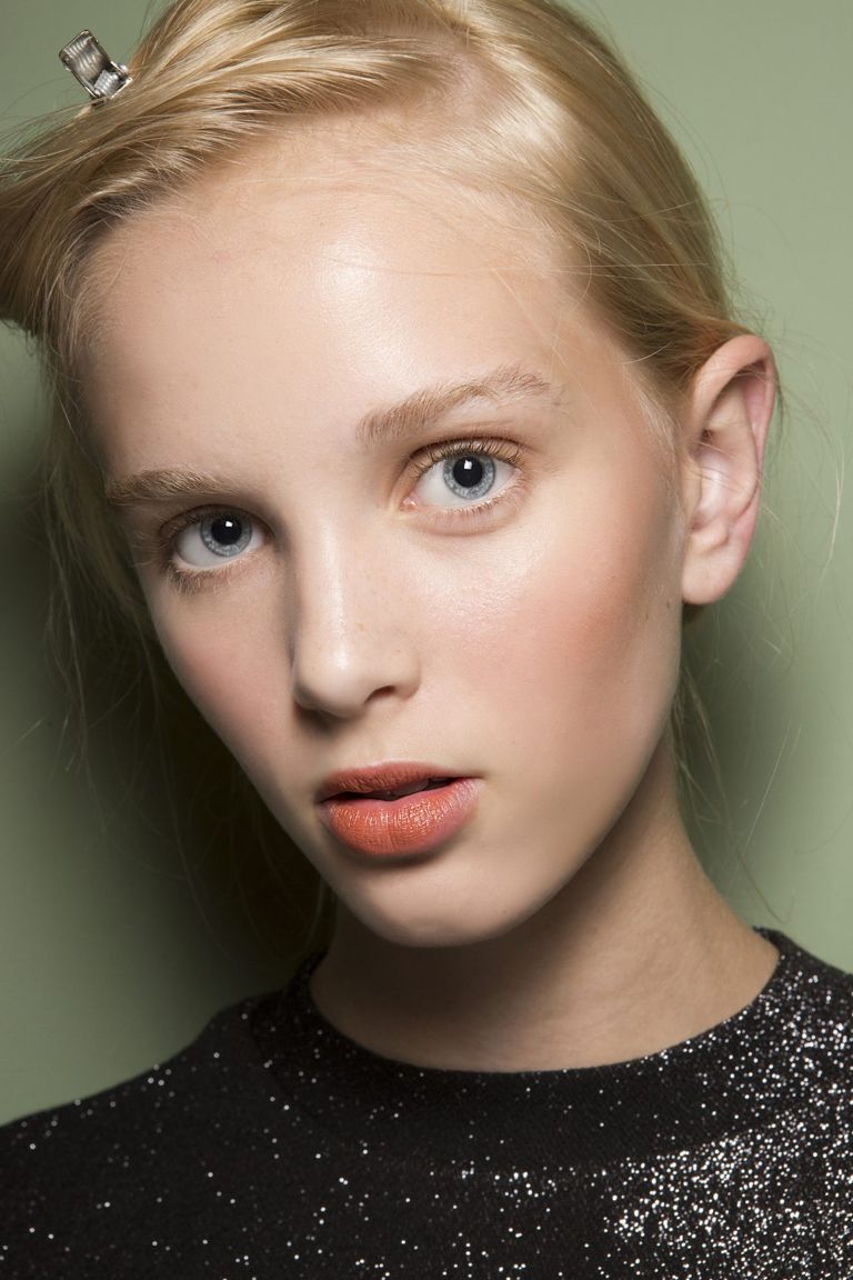 Spring 2017 Beauty Trend Report: How to Pull Off Glossy Skin