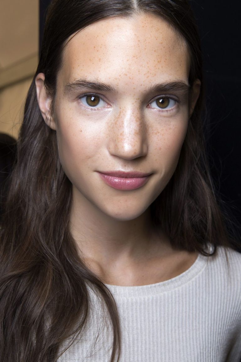 Spring 2017 Beauty Trend Report: How to Pull Off Glossy Skin