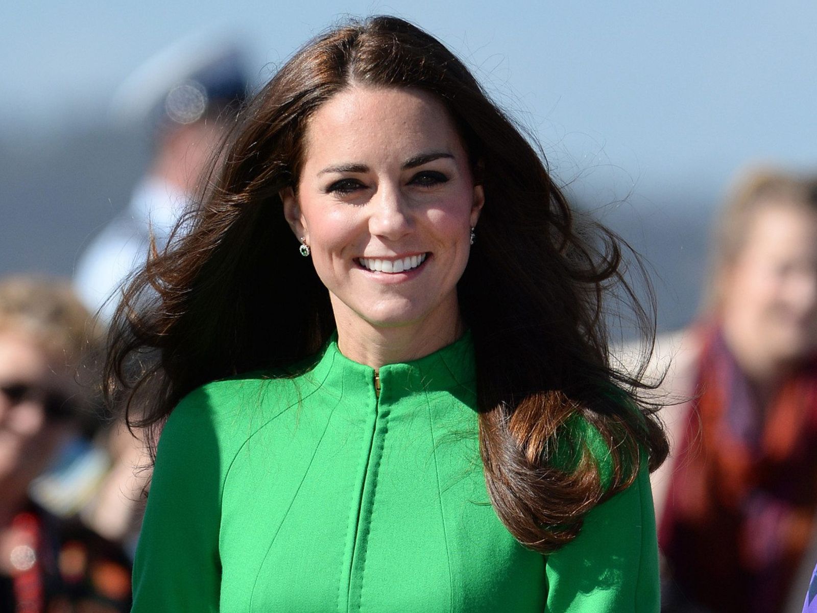 How to Wear the Colour Green Like Kate Middleton - FASHION Magazine How to Wear the Colour Green Like Kate Middleton - FASHION Magazine