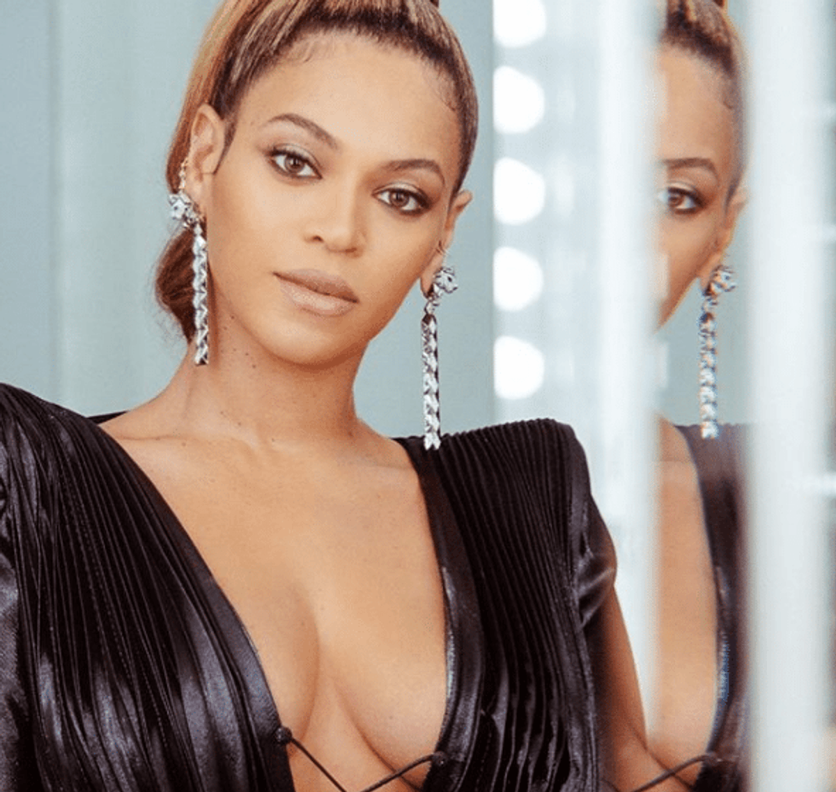 Twitter Had the Funniest Reactions to Beyoncé Wearing Glossier to the Grammys
