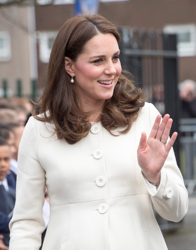 Kate Middleton's Fingers are the Most Controversial Thing on the Internet Right Now