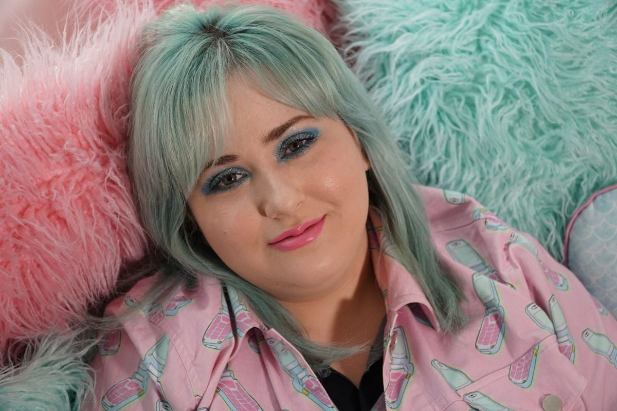 Watch Hayley Elsaesser Demo Her Nighttime Makeup Routine (Obviously Glitter is Involved)