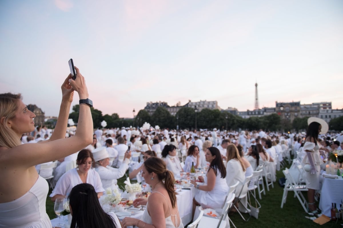 Inside Diner en Blanc: The Secret Parisian Dinner Party With 20,000 ...