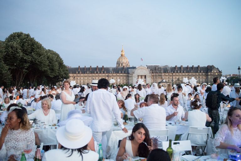 Inside Diner en Blanc: The Secret Parisian Dinner Party With 20,000 ...