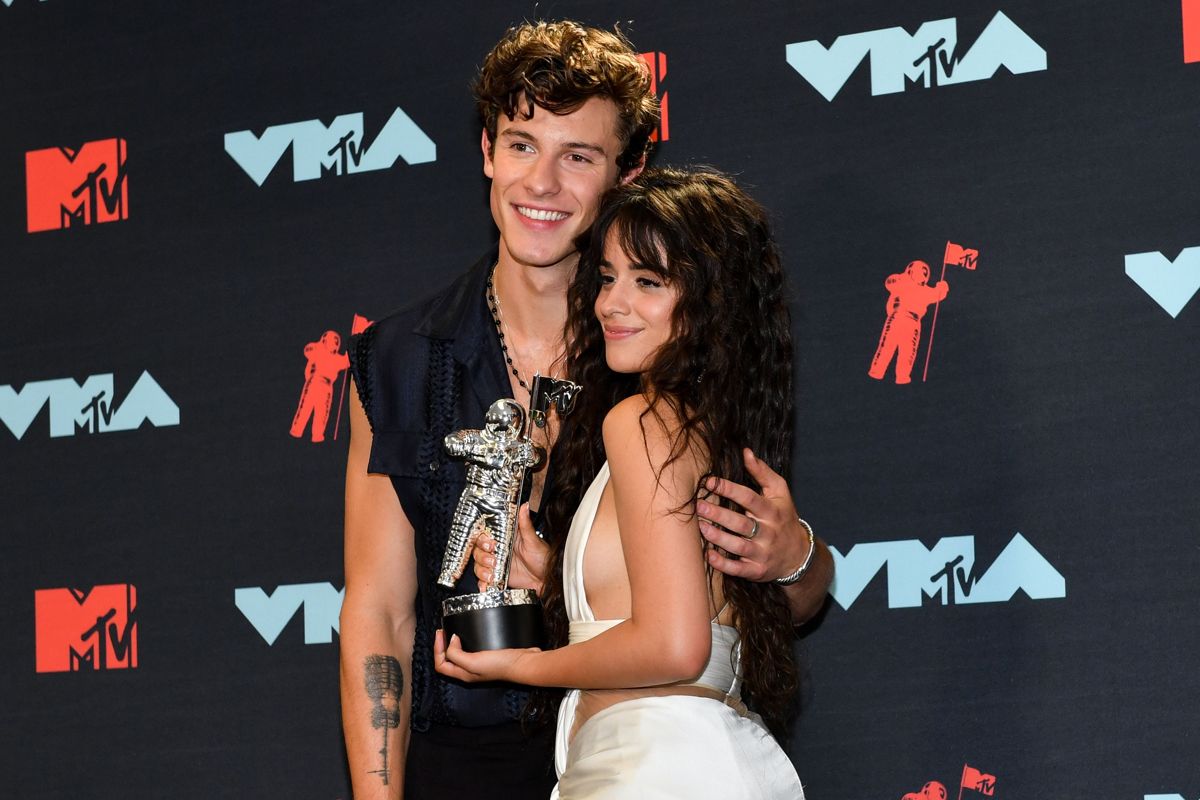 shawn mendes camila cabello kissing