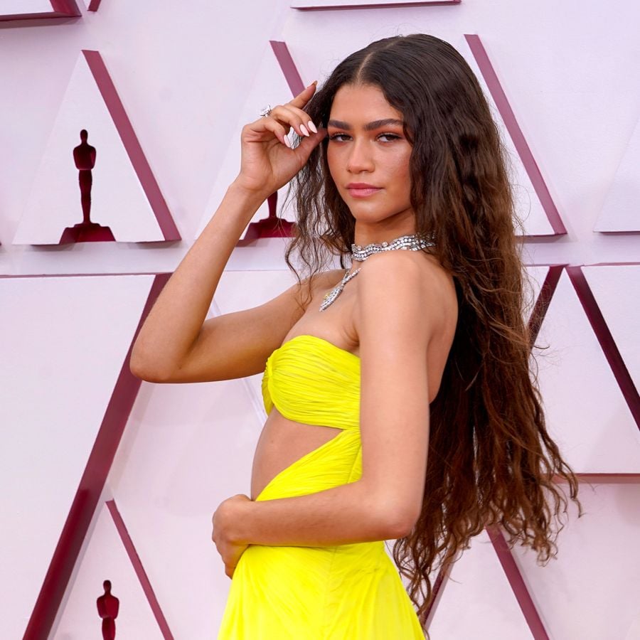 zendaya yellow and purple dress Zendaya Nods To Noughties Beyonc In A Vintage Versace Gown