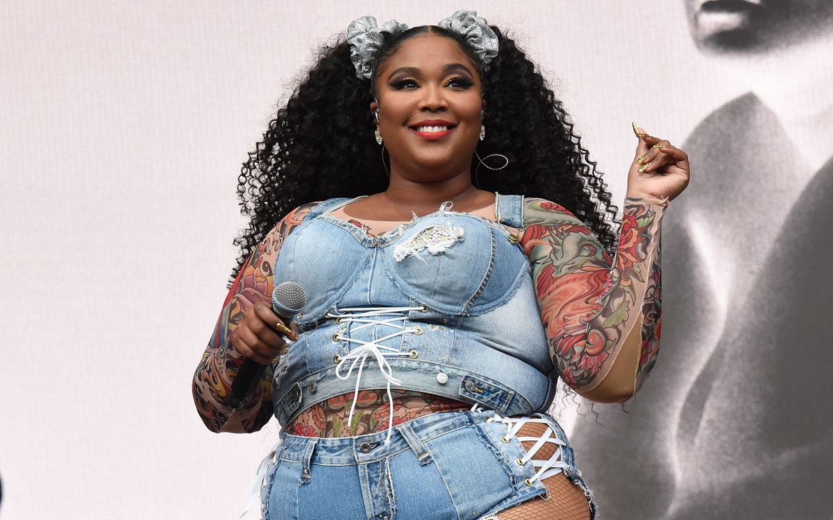 lizzo selfie
