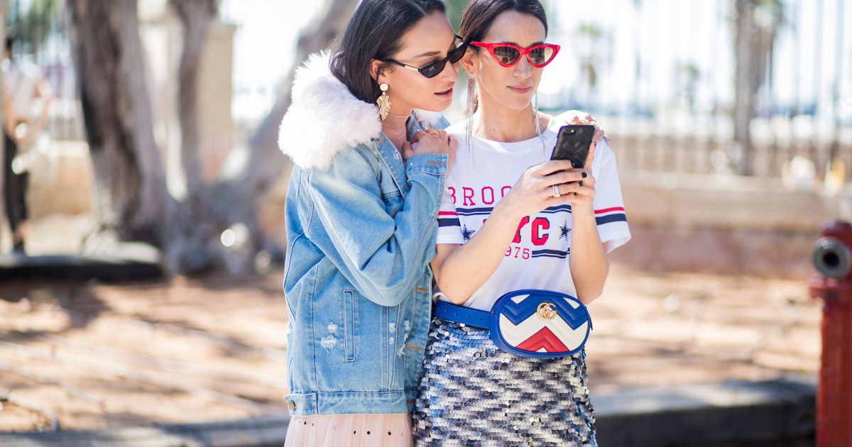 Girl's CELEB FASHION RULE : Fashionista… influencers-on-phone.jpg
