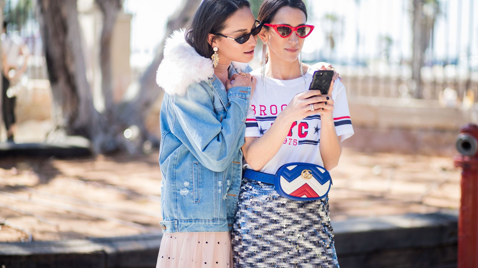Girl's CELEB FASHION RULE : Fashionista… influencers-on-phone.jpg