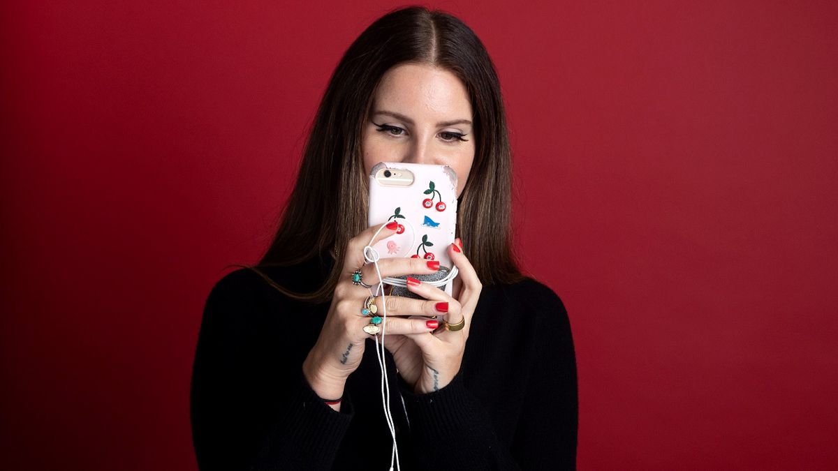 Hey Lana Del Rey, Please Don't Drag Other Female Artists to Make Your Point