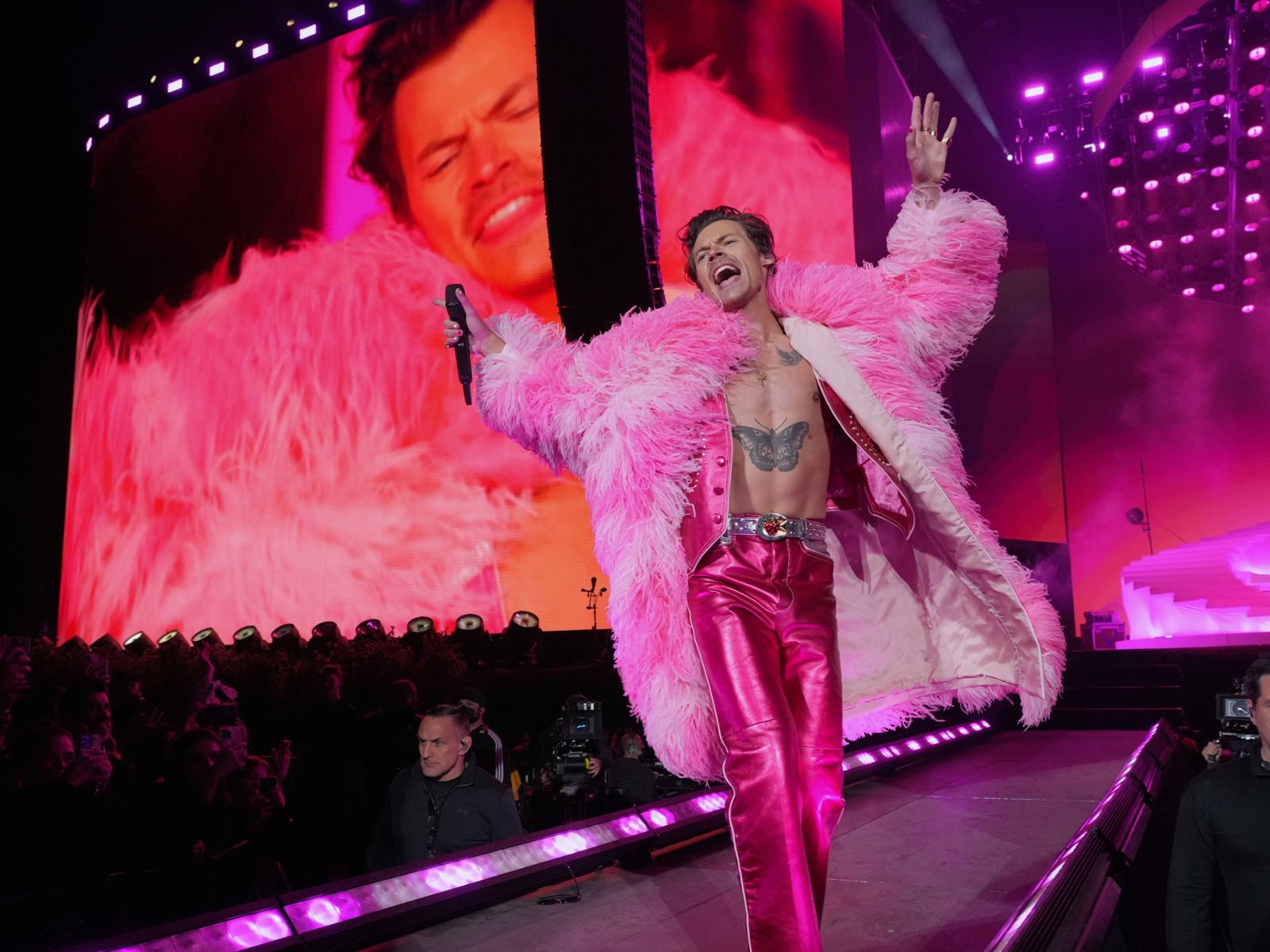 Harry styles クルー　ツアー　スタッフ　2022 Harry Styles Fashion Archive — Harry on stage in Toronto