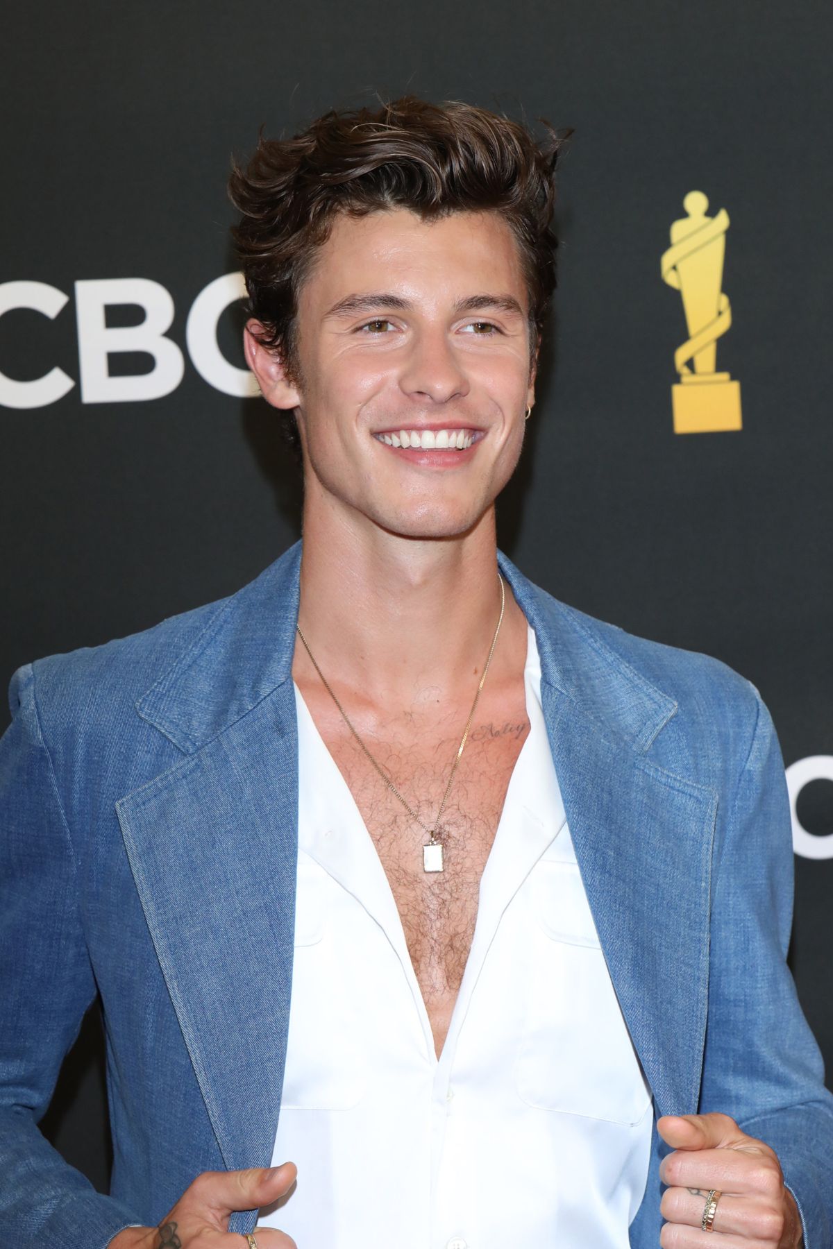 shawn mendes on the 2022 junos red carpet in a blue suit