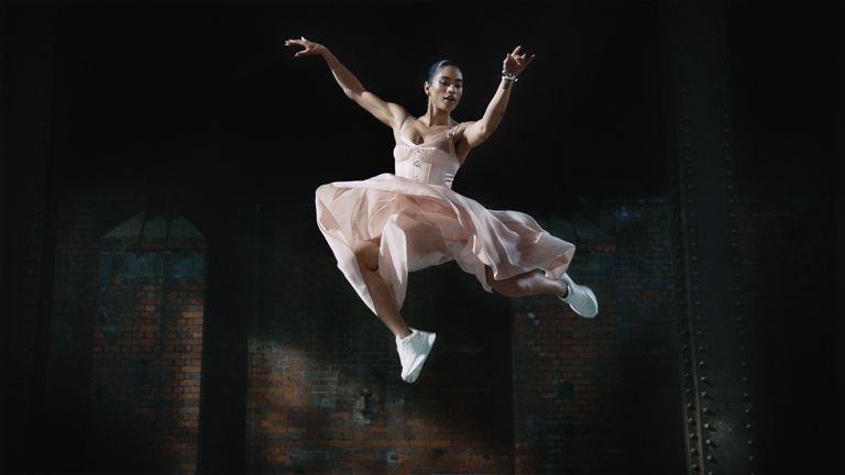 Mettenarrative in Alexander McQueen's Sprint Runner