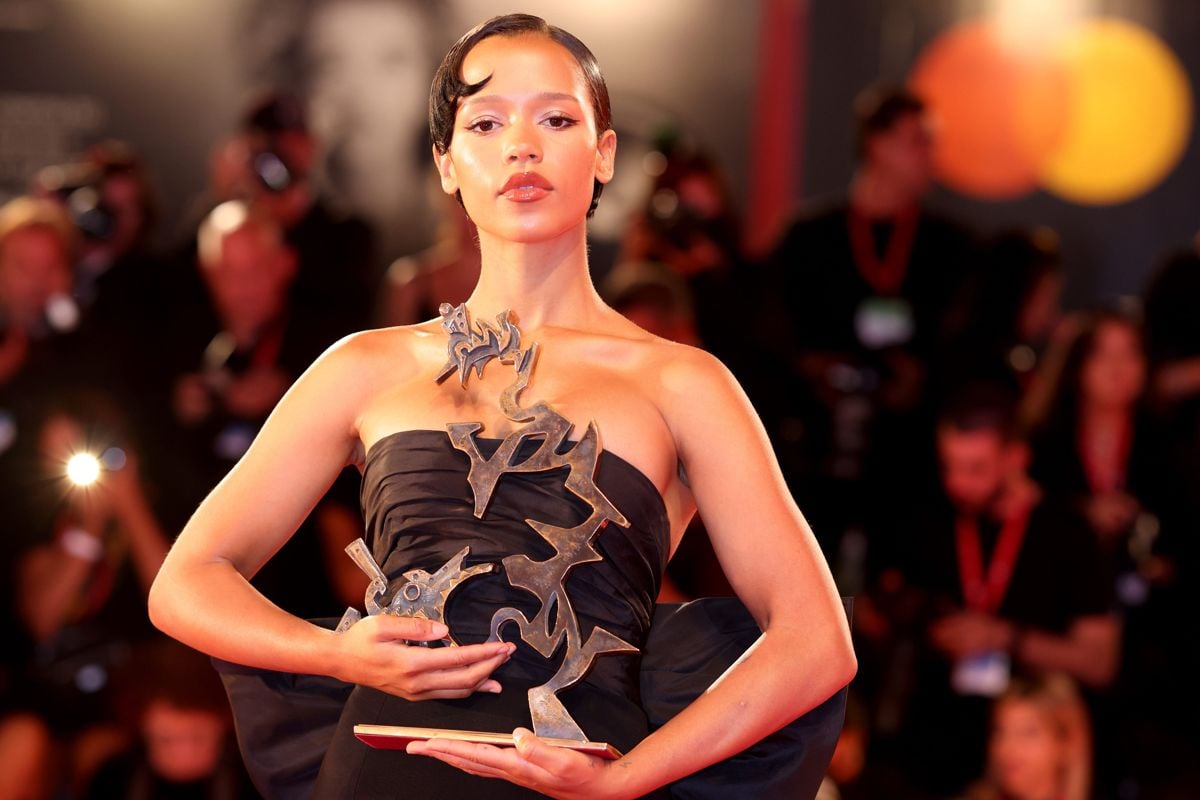 Taylor Russell poses with the Marcello Mastroianni Award for Best New Young Actress for "Bones And All" during the award winners photocall at the 79th Venice International Film Festival