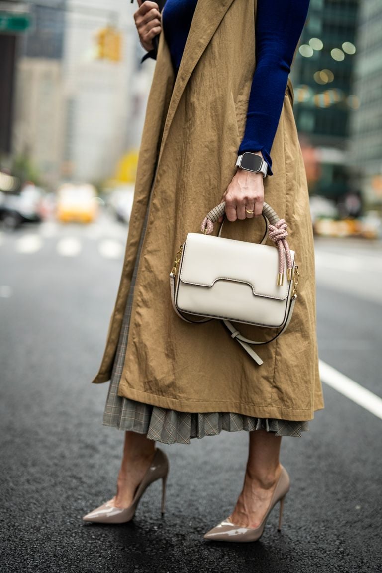 How to wear painful heels: A businesswoman wearing high heels.