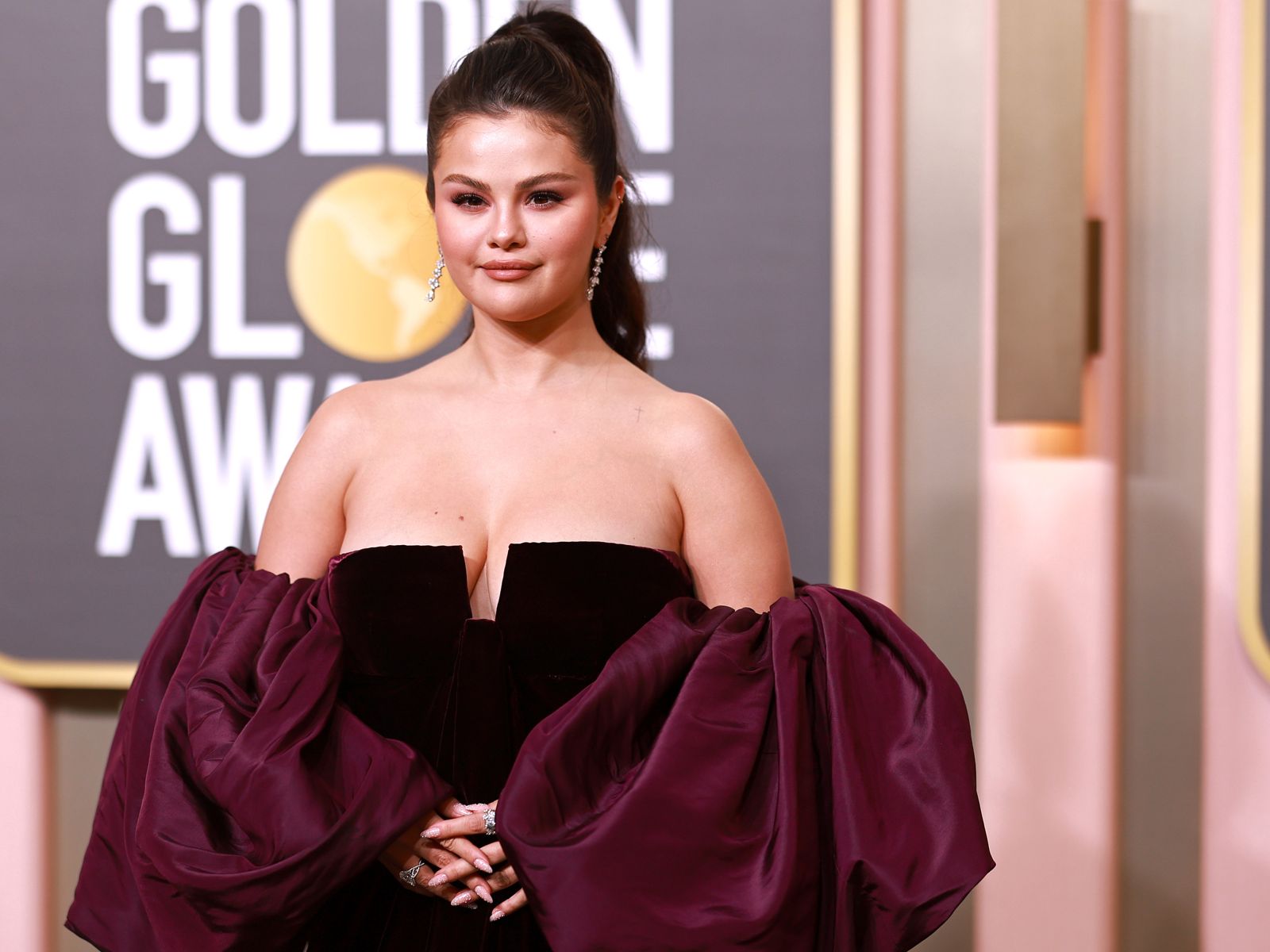 Golden Globes Celeb Nails 2023: Bejewelled Manicures + Metallic Tips -  FASHION Magazine