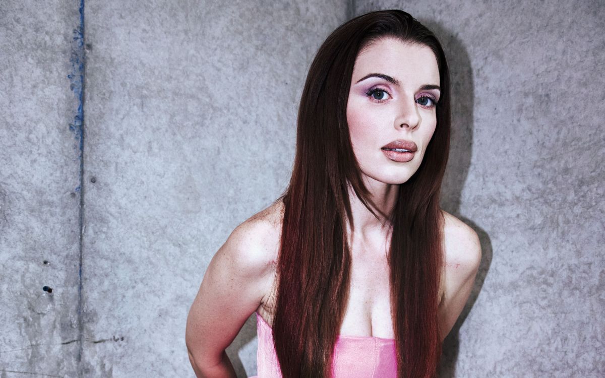 julia fox makeup