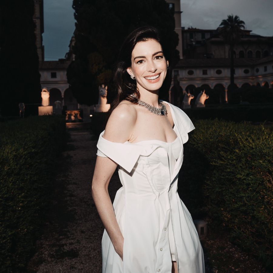 gap shirt dress anne hathaway Anne Hathaway Stuns In Gap Dress On Red Carpet