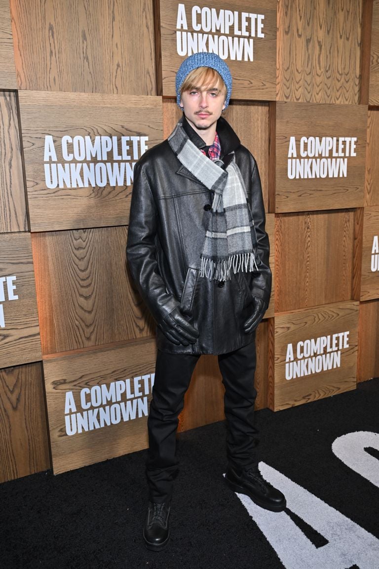 timothée chalamet scarves a complete unknown