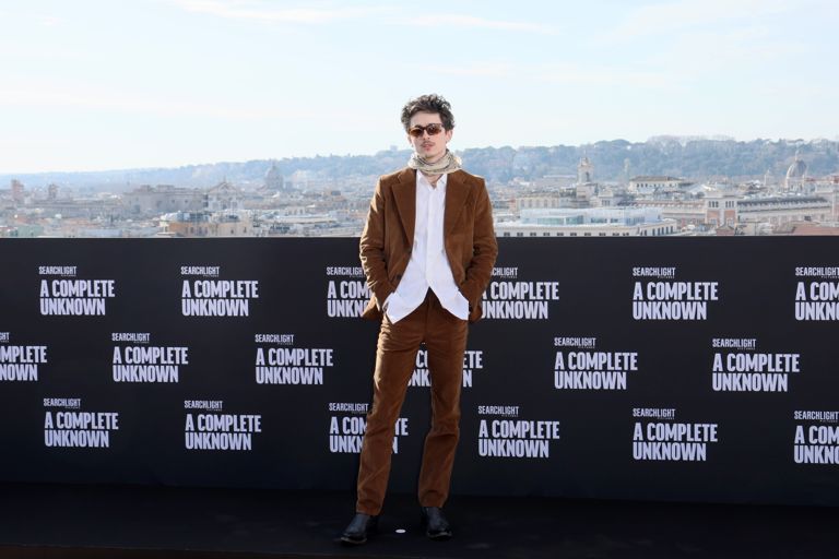 timothée chalamet scarves a complete unknown