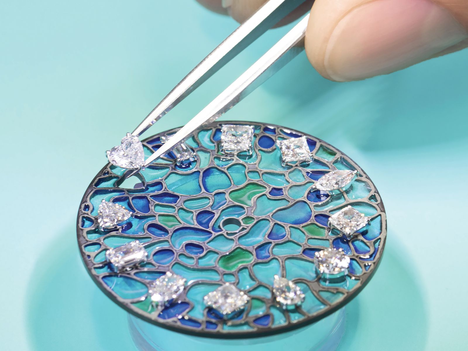 STYLE_TiffanyWatches_03holding