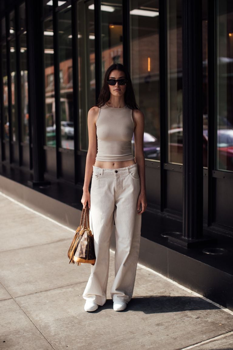 Low-rise jeans street style