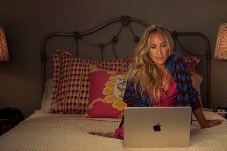 sarah jessica parker as carrie bradshaw in and just like that season 3