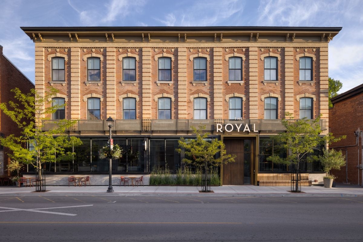 picton ontario, prince edward county hotels: the royal hotel exterior