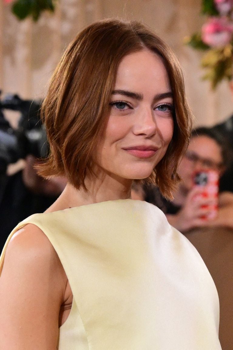 Emma Stone at the 2026 Golden Globes, bobs